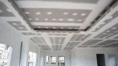 Strop ze sádrokartonu v procesu tmelení spojů hmotou.