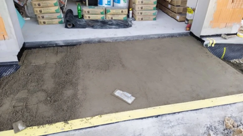 Čerstvě nalité betonové povrchu pro nájezd do garáže.