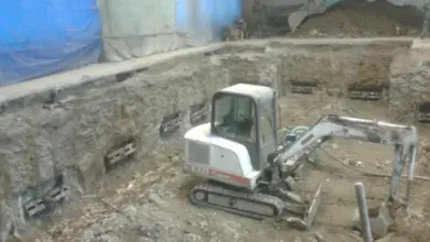 Brouk v jámě pro tryskovou injektáž základů budovy.