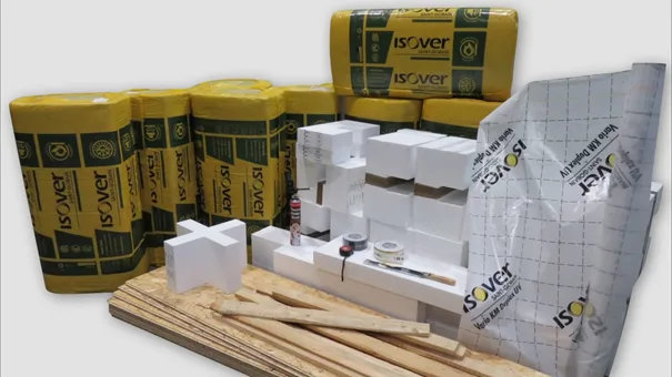 Sada izolačních materiálů pro zateplování stropu a půdy včetně polystyrenových bloků.