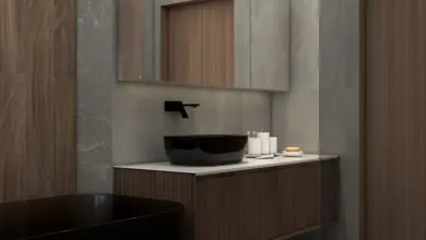 Moderní koupelna s kombinací dřeva a betonu.
