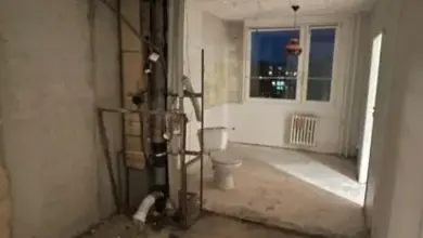 Byt v rekonstrukci s odhalenými instalacemi a zbytky podlah.