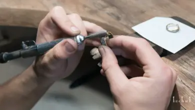 Ruční práce na stříbrném prstenu pomocí rotujícího nástroje