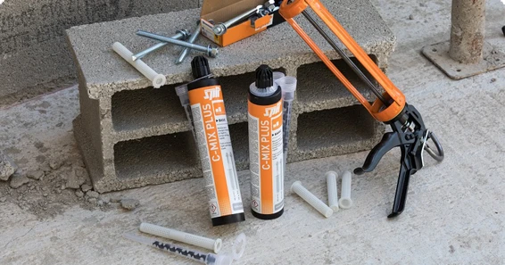 Chemická kotva s kartridy a pistolkou na beton
