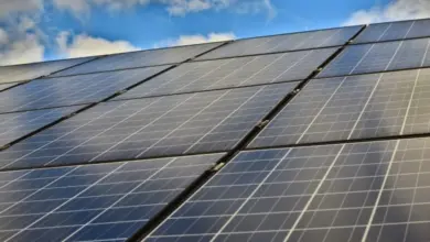 Fotovoltaické panely na střeše pro výrobu elektřiny.