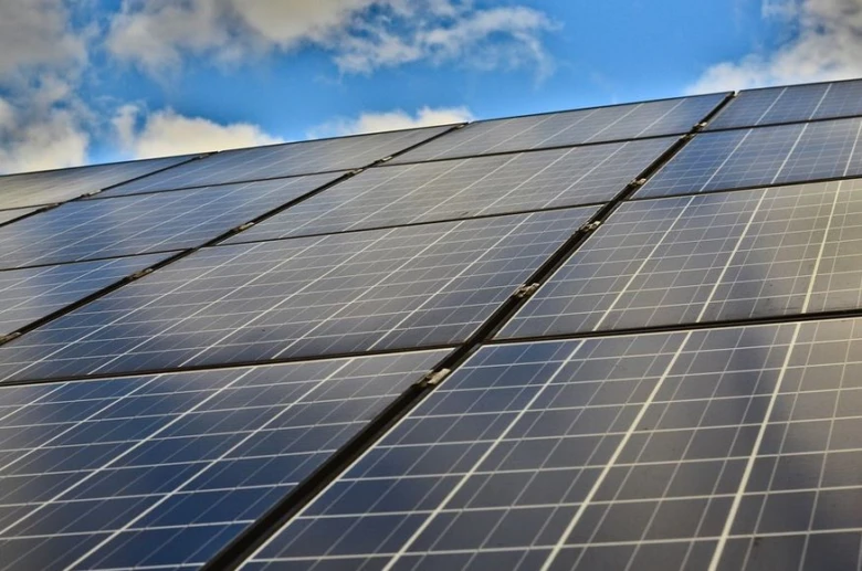 Fotovoltaické panely na střeše pro výrobu elektřiny.