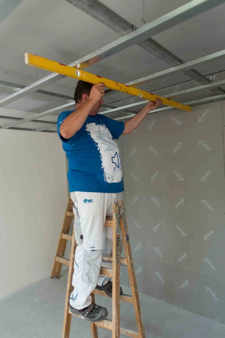 Montáž dvojitého rastru pro sádrokarton na stropě.