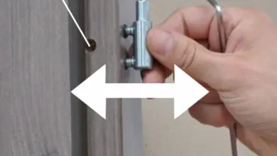 Ruční uvolnění pantu dveří pomocí šestihranného klíče.