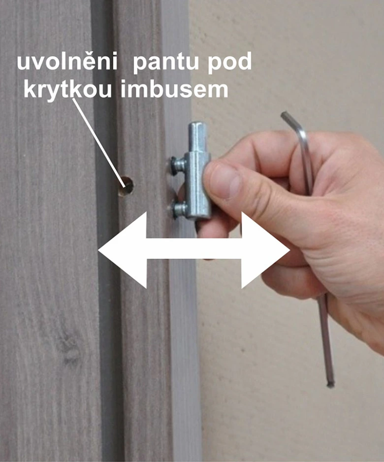 Ruční uvolnění pantu dveří pomocí šestihranného klíče.