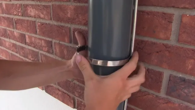 Montáž hromosvodu na cihlovou zeď pomocí držáků.
