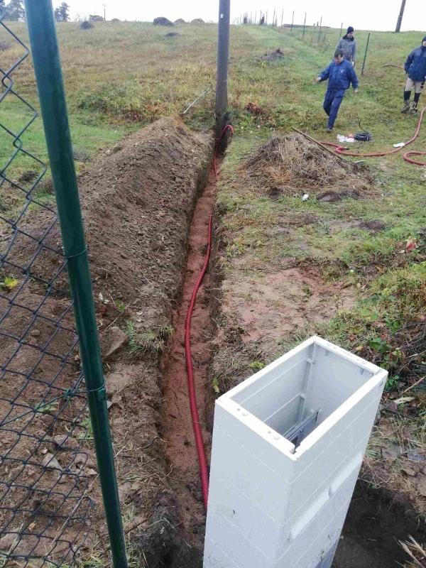 Zásobování elektřinou ze sloupu do pozemku - výkop pro kabel.