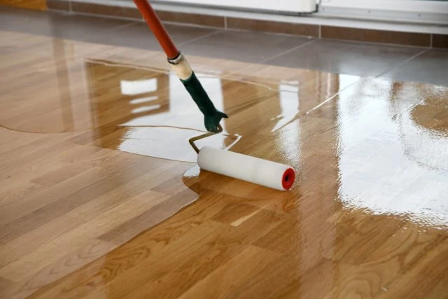 Náplast na podlahu se nanáší válečkem bez broušení.