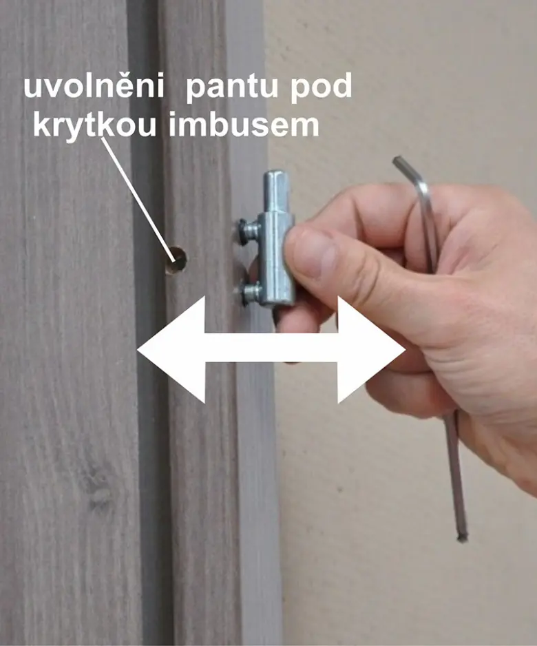 Ruční uvolnění pantu dveří pomocí šestihranného klíče.
