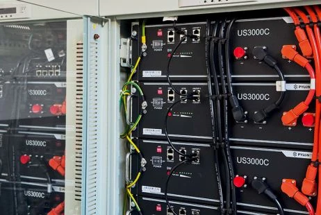 Moduly pro ukládání energie z fotovoltaiky v elektrickém skříni.