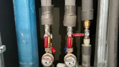 Inspekce vodovodních potrubí, ventilů a měřičů před koupí domu.