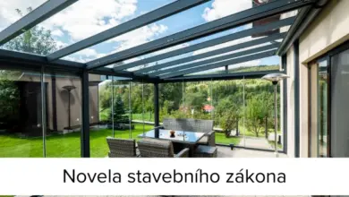 Moderní skleněná pergola s venkovním jídelním setem.
