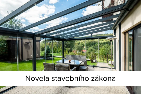 Moderní skleněná pergola s venkovním jídelním setem.