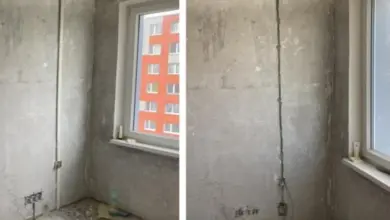 Elektroinstalace v panelovém bytě během rekonstrukce s viditelnými kabelovkami.