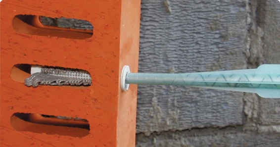 Instalace chemické kotvy do zdiva pomocí speciálního nástroje.
