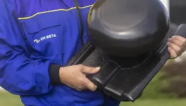 Stavebník drží vzorek vápenné malty pro stavbu.