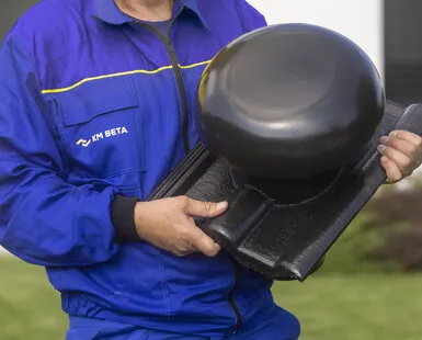 Stavebník drží vzorek vápenné malty pro stavbu.