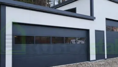 Modern montovaná garáž z PUR panelů s velkými okny.