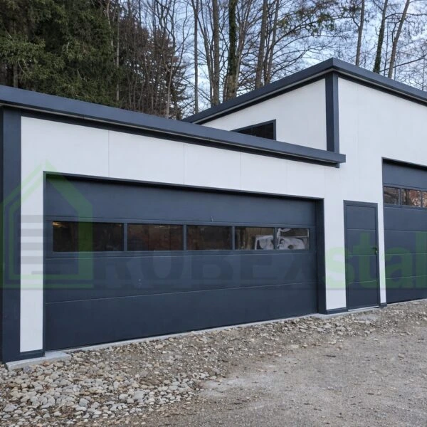 Modern montovaná garáž z PUR panelů s velkými okny.