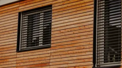 Moderní dřevěná fasáda domu s okny po rekonstrukci.