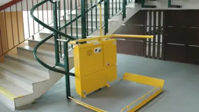 Žlutá schodišťová plošina pro invalidy v interiéru budovy.