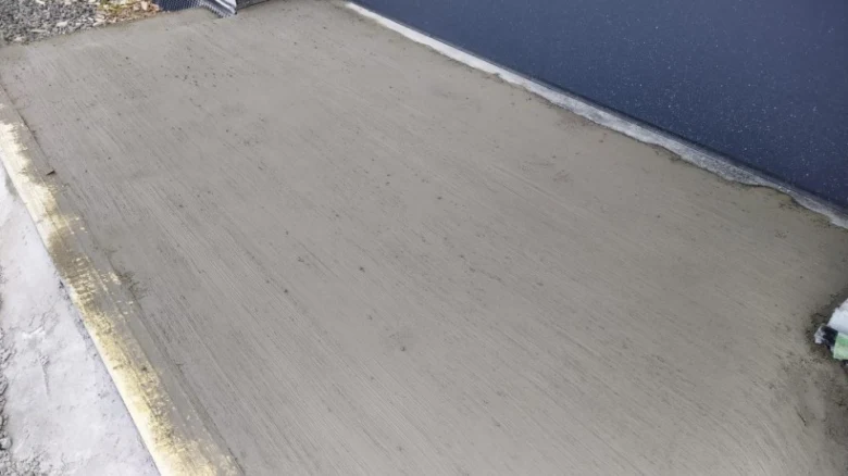 Čerstvě nalité betonové povrchu pro nájezd do garáže.