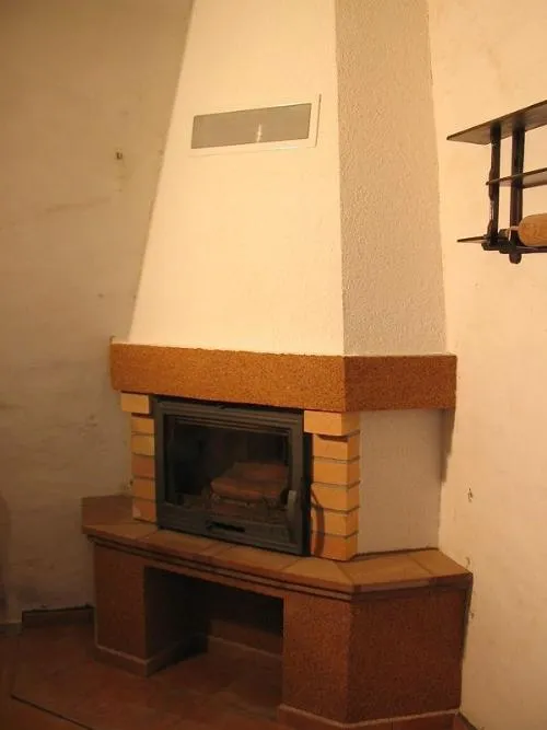 Vložka krbu obklopená bloky YTONG v interiéru.
