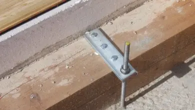 Kovová deska s závitovou tyčí kotvící pozednici do betonu.