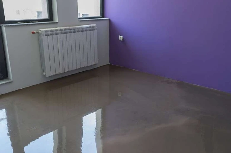 Mokrý podlahový stěr v interiéru po aplikaci