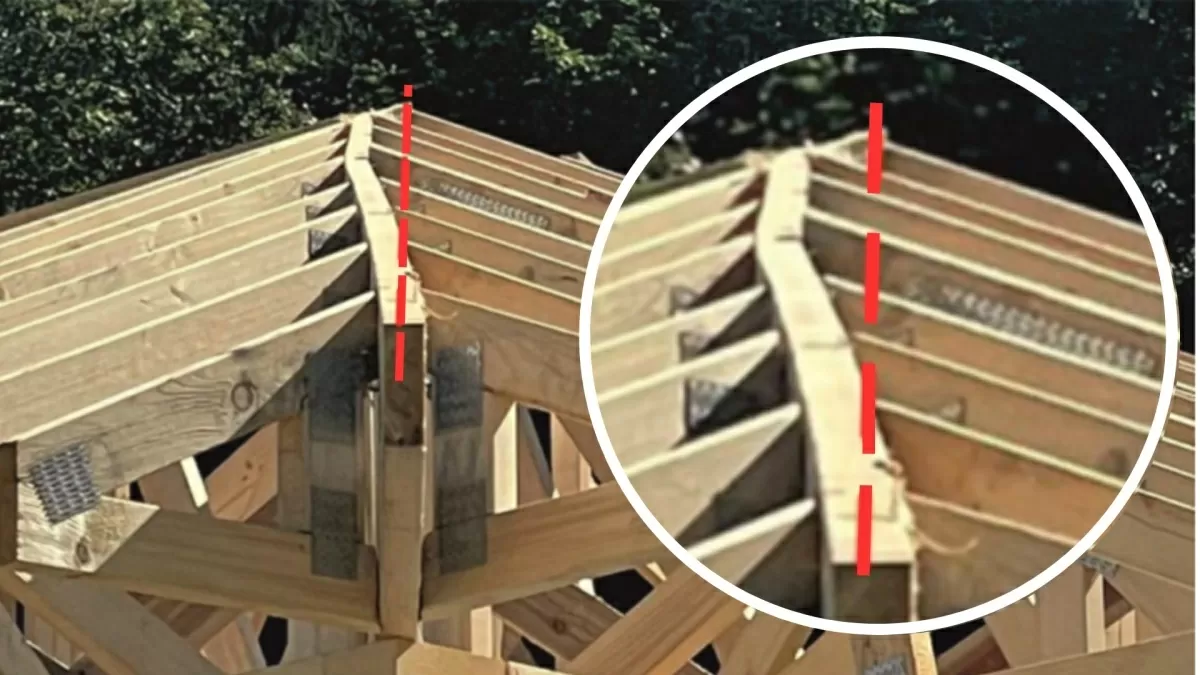Detail spoje dřevěného vazníku s kovovými spojovacími prvky.
