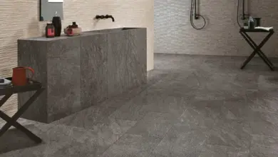 Moderní koupelna s rektifikovanou šedou dlažbou na podlaze.