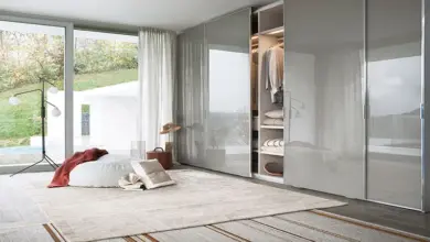 Moderní skříň s posuvnými dveřmi v ložnici