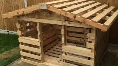 Částečně postavený venkovní kuchyňský stavební prvek z palet.