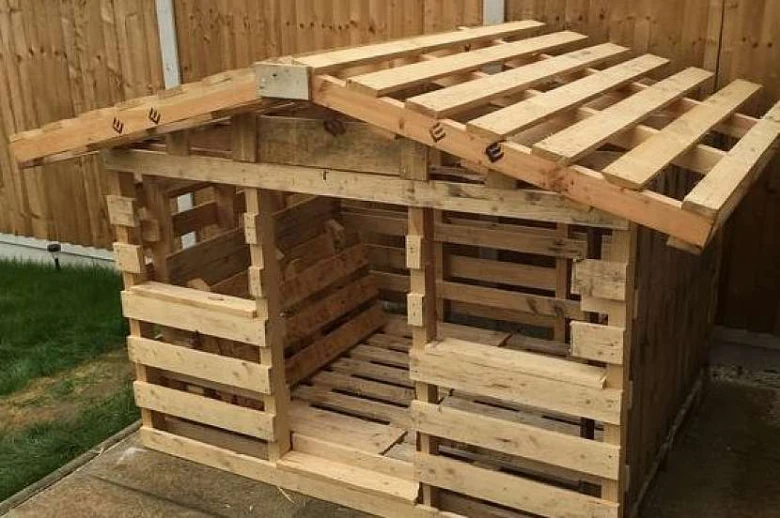 Částečně postavený venkovní kuchyňský stavební prvek z palet.