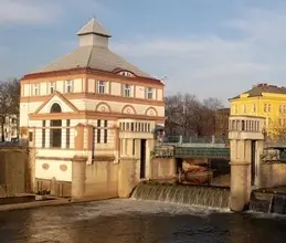Malá vodní elektrárna na potoku s přehradou a budovou