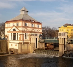 Malá vodní elektrárna na potoku s přehradou a budovou