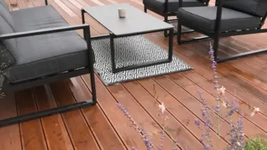 Moderní dřevěná terasa s bazénem a venkovním nábytkem.