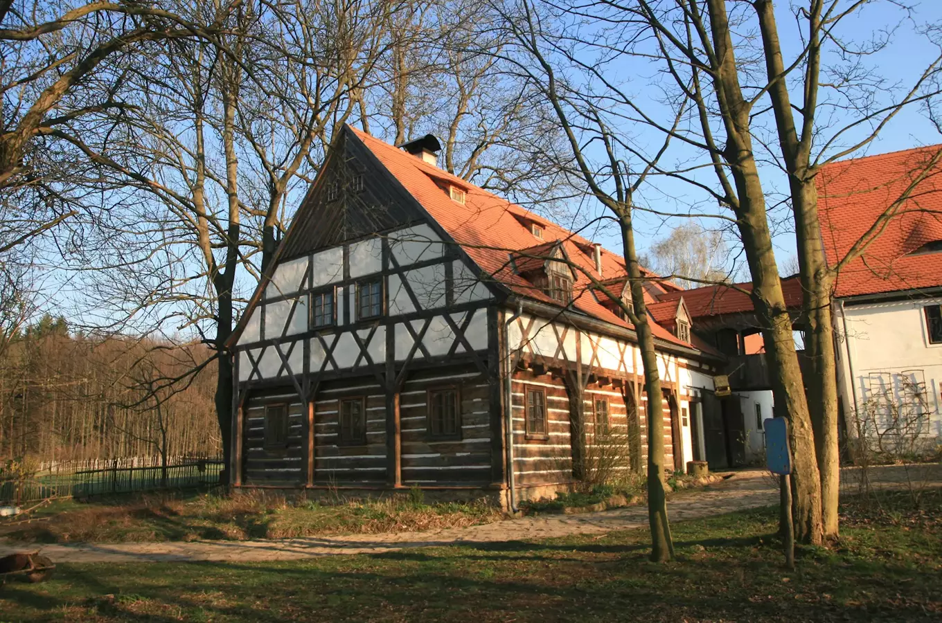 Tradiční hrázděný dům v českém prostředí s červenou střechou.