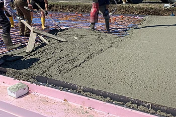 Práce na plovoucí základové desce s betonem.