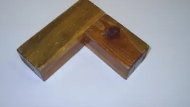 Dřevěný rohový spoj tvořený dvěma prkny v tvaru písmene L.