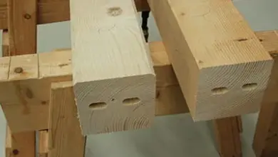 Dřevěné spoje s vyfrézovanými čepy pro tesařskou techniku.