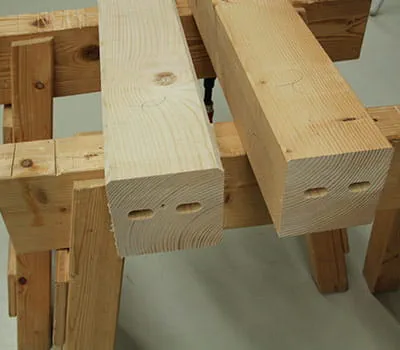 Dřevěné spoje s vyfrézovanými čepy pro tesařskou techniku.