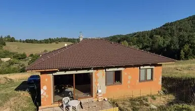 Dům na svahu s nakloněnou střechou pro výpočet sklonu v procentech.