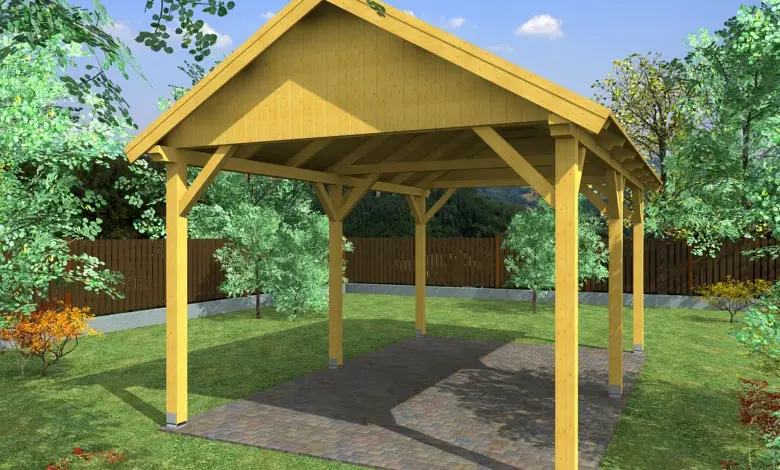 Dřevěná pergola s střechou na trávníku mezi stromy.