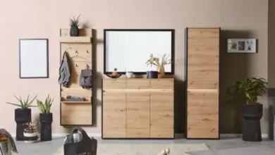 Malá předsíň s dřevěnou skříní a úložnými prvky pro panelák.