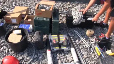 Nástroje a materiály pro montáž hromosvodu na kamenné ploše.